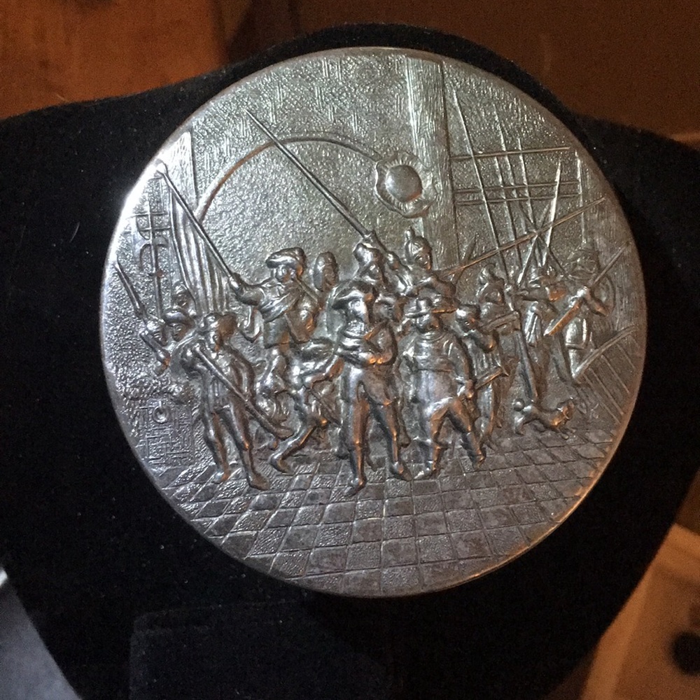 Super vintage! Silver plated ladies compact.